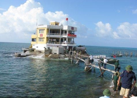 Trên đảo Đá Đông, là một trong 5 đảo chìm 3 điểm của huyện Trường Sa.